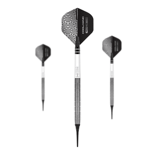 Red Dragon Luke Humphries TX1 Soft Darts - 20g Das Bild zeigt drei Red Dragon Luke Humphries TX1 Softdarts mit einem Gewicht von 20g. Die Darts haben schwarze Flights mit geometrischem Muster und silber-schwarze Schäfte.