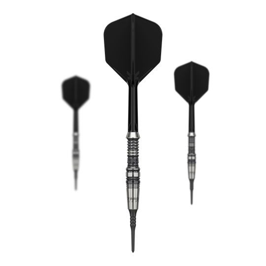 Das Bild zeigt drei schwarze Softdarts der Marke "Target Japan Black Marque Heracles - 18g". Der mittlere Dart ist zentral und scharf abgebildet, während die beiden anderen im Hintergrund unscharf sind.