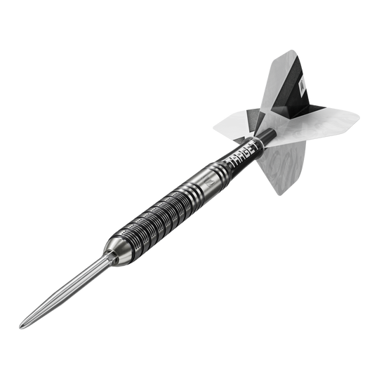 Hier werden die Target Beau Greaves GEN1 Swiss Point Steeldarts in einer weiteren Perspektive gezeigt. Das Bild hebt die Form und das Design der Darts hervor.