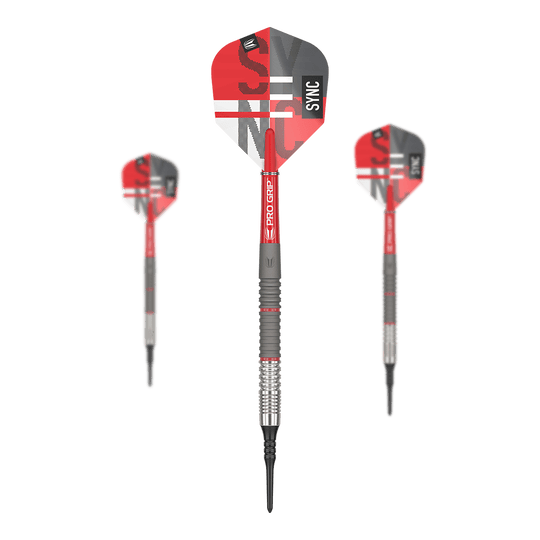 Target Sync 11 Softdarts Auf dem Bild sind drei Softdarts mit roten und grauen Flights zu sehen. Auf dem mittleren Dart steht deutlich das Wort "SYNC" auf dem Flight.