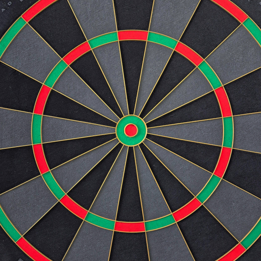 Auf dieser Abbildung ist das BullsNL Advantage Black Edition Steeldartboard zu sehen. Es wird aus einer anderen Perspektive gezeigt.