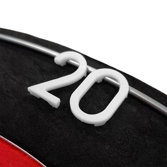 McDart Dartboard Replacement Numbers Das Bild zeigt eine weiße Ersatznummer „20“ auf einem Dartboard. Die Zahl ist aus Kunststoff und an einem Metallring befestigt.