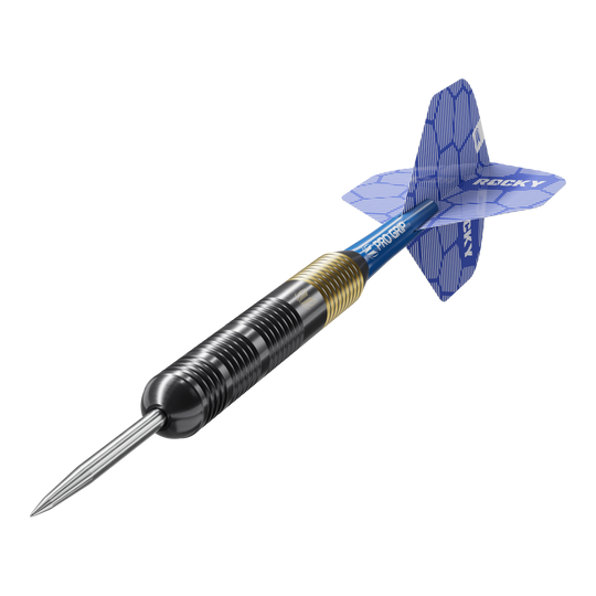 Target Josh Rock Brass Steel Darts - 22g Das Bild zeigt einen Target Josh Rock Brass Steeldart mit einem Gewicht von 22g. Der Dart hat eine messingfarbene und schwarze Spitze sowie blaue Flights mit der Aufschrift "ROCKY".