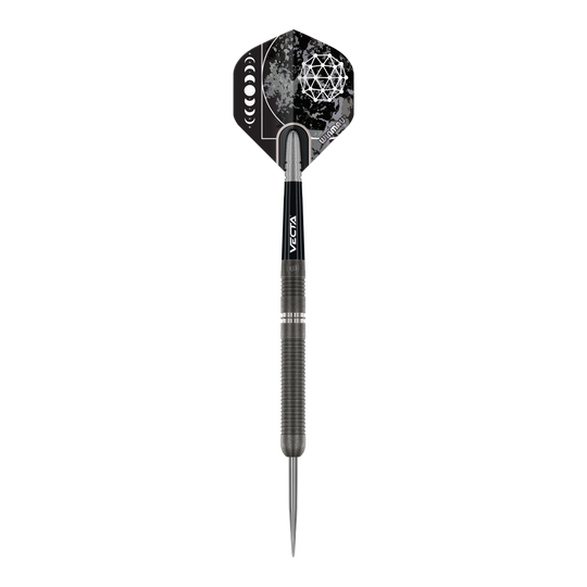 Winmau Callisto 01 Steeldarts Das Bild zeigt einen Winmau Callisto 01 Steeldart. Der Dartpfeil hat ein modernes Design mit schwarzen und silbernen Elementen sowie auffälligen Grafiken auf dem Flight.