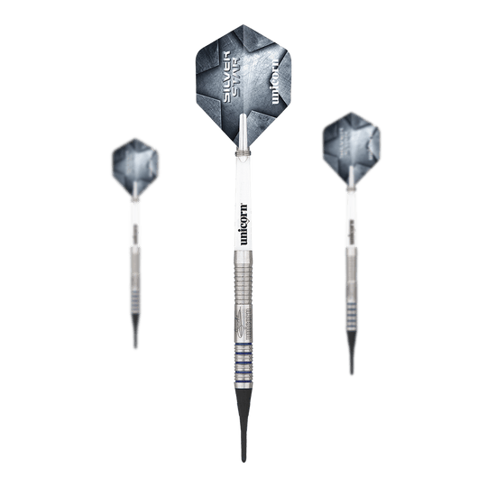 Unicorn Silver Star Var.2 Gary Anderson soft darts Das Bild zeigt drei Softdarts des Modells "Unicorn Silver Star Var.2 Gary Anderson". Die Darts haben silberne Spitzen, einen geriffelten Schaft und blaue Akzente auf dem Barrel.