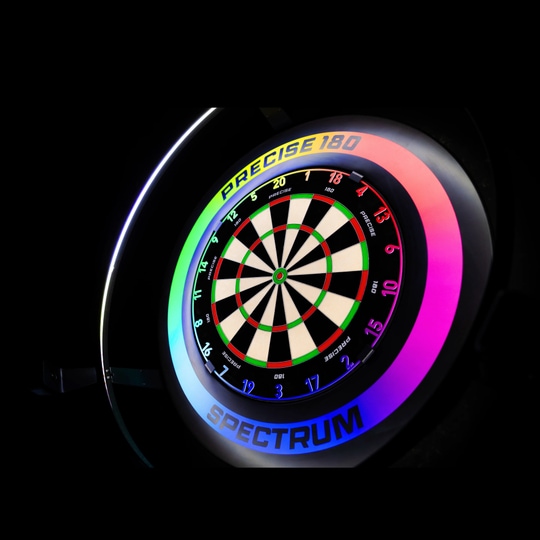 Gezeigt wird das Precise 180 Spectrum Dartboard Surround. Es dient als Umrandung für Dartscheiben.