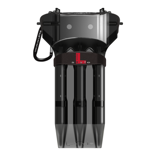 Dies ist ein schwarzes Dartcase der Marke L-Style. Das Etui hat eine transparente Vorderseite und bietet Platz für drei Darts.