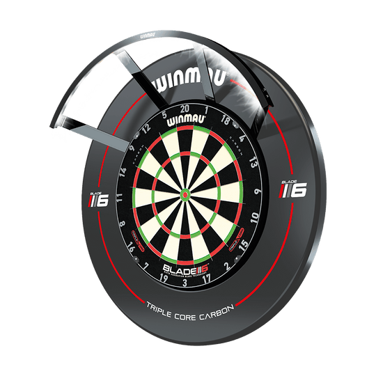 8412_Winmau_Polaris_120_LED_Dartboard_Light_1 Das Bild zeigt das Produkt "Winmau Polaris 120° LED Dartboard Light" an einem Dartboard montiert. Die LED-Beleuchtung sorgt für eine klare und gleichmäßige Ausleuchtung des Dartboards.