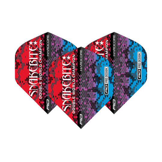TF6843_Red_Dragon_Hardcore_Peter_Wright_Snakebite_Multi_Snakeskin_Red_Standard_Flights_10Yf2SPYYYiEl4 Das Bild zeigt drei Dartflights mit einem bunten Schlangenhautmuster in Rot, Lila und Blau. Auf den Flights steht "Snakebite Double World Champion" sowie der Markenname "Red Dragon".