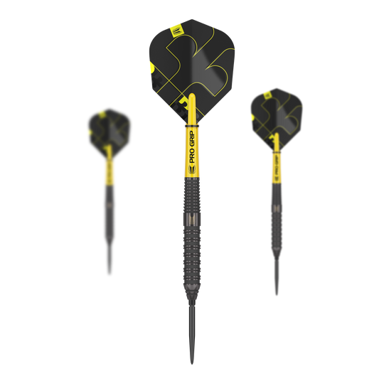 Target Bolide Void 02 Swiss Point steel darts Auf dem Bild sind drei Steeldarts des Modells "Target Bolide Void 02 Swiss Point" zu sehen. Die Darts sind schwarz-gelb und haben eine strukturierte Griffzone sowie auffällige Flights.