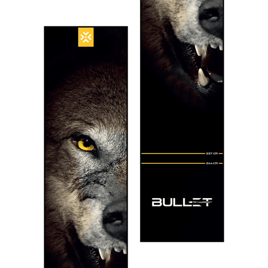 Bullet Fang Dart Mat Hier sieht man die Bullet Fang Dartmatte. Sie dient als Schutzunterlage für den Dartbereich und hilft beim richtigen Stellen der Wurflinie.