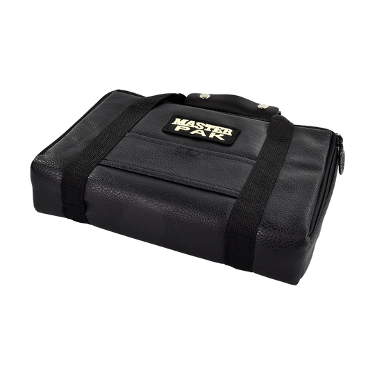 Pak5_Master_Pak_Leder_Edition_Darttasche_2 Die Abbildung zeigt die "Master Pak Leder Edition Darttasche". Die Tasche ist schwarz und hat einen robusten Griff sowie ein auffälliges Logo auf der Oberseite.