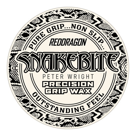 Red Dragon Peter Wright Snakebite Precision Grip Wax finger wax Das Bild zeigt das Produkt "Red Dragon Peter Wright Snakebite Precision Grip Wax". Auf der Verpackung steht, dass es für einen sicheren Halt und ein herausragendes Griffgefühl sorgt.