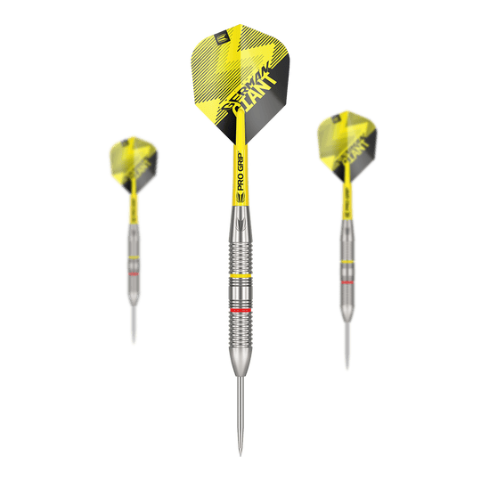 Target Gabriel Clemens Brass Steeldarts - 22g Das Bild zeigt drei Steeldarts des Modells "Target Gabriel Clemens Brass Steeldarts - 22g". Die Darts haben silberne Spitzen, geriffelte Griffe und gelb-schwarze Flights mit der Aufschrift "GERMAN GIANT".