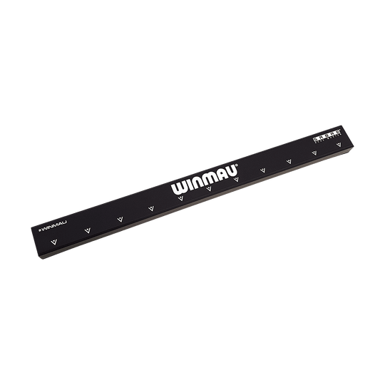 8208_Winmau_Sabre_Oche_Master_1Vi2b8dRa5D72S Das Bild zeigt das Produkt "Winmau Sabre Oche Master", ein schwarzes Messwerkzeug für Dartspieler. Es trägt das Winmau-Logo und ist mit weißen Markierungen versehen.