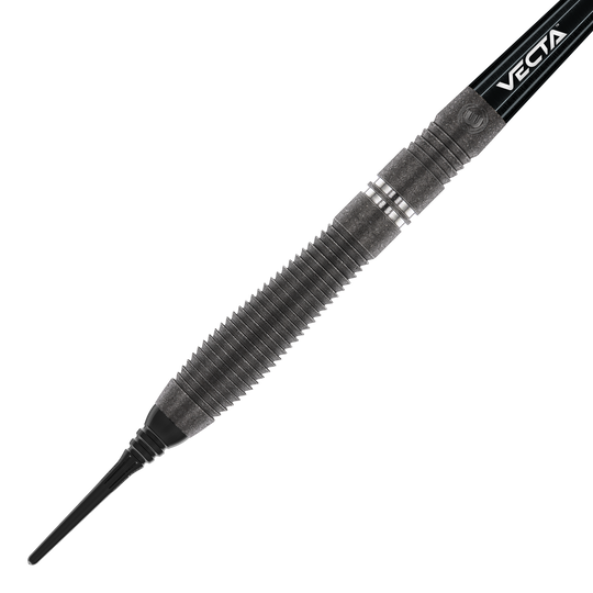 Winmau Callisto 02 soft darts - 20g Das Bild zeigt einen Winmau Callisto 02 Softdart mit einem Gewicht von 20g. Der Dart hat ein schwarzes, geriffeltes Barrel und eine Spitze aus Kunststoff.