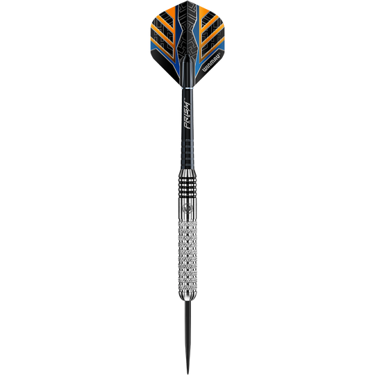 2302_Winmau_Barbarian_Tungsten_Style_Steeldarts_1fFX0fXHsGoNLN Das Bild zeigt einen Winmau Barbarian Tungsten Style Steeldart. Der Dartpfeil hat eine silberne, strukturierte Griffzone und einen schwarzen Flights mit blauen und orangefarbenen Akzenten.