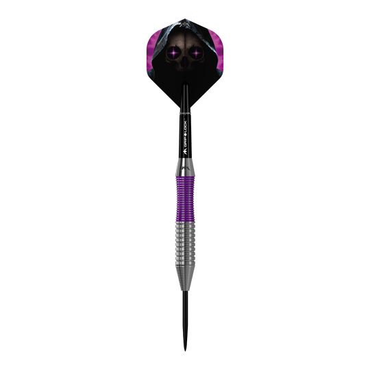 Mission Phantom Brass Steel Darts - 22g Das Bild zeigt den Mission Phantom Brass Steeldart mit einem Gewicht von 22 Gramm. Der Dart hat ein auffälliges Design mit violetten und silbernen Elementen sowie einer Flight-Grafik eines Totenkopfs mit Kapuze.