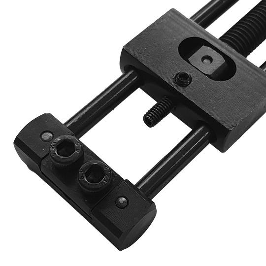 Designa Dart Repointer Black Pro Edition - Tip Changer Designa Dart Repointer Black Pro Edition - Spitzenwechsler ist ein Tool zum Wechseln von Dartspitzen. Das Bild zeigt das Produkt aus schwarzem Material.