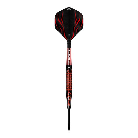 Mission Lava Steeldarts Das Bild zeigt einen Mission Lava Steeldart mit auffälligem schwarzen und roten Design. Der Dart hat eine strukturierte Oberfläche und eine spitze Metallspitze.