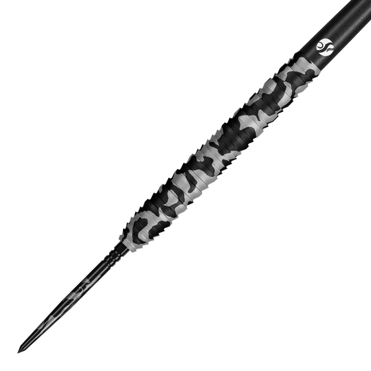 Shot Camo Polar Turbo Point Steeldarts Drei Dartpfeile mit besonderem Schaftdesign liegen parallel zueinander. Die Pfeile haben metallische Spitzen.
