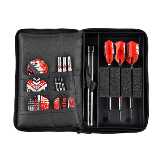_The_Pak_Dartcase_OPEN_2JUryS4iwHAuRQ Das Bild zeigt das Produkt "The Pak Multi Dartcase - Rot Schwarz", einen aufklappbaren Dartkoffer. Im Inneren befinden sich mehrere Fächer mit Darts, Ersatzflights und Zubehör, alles ordentlich sortiert.