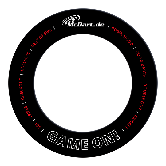 McDart Game On Dartboard Surround Das Bild zeigt einen schwarzen Dartboard-Surround-Ring mit der Aufschrift "McDart.de" oben und "GAME ON!" unten. Rundherum befinden sich verschiedene Begriffe aus dem Dartsport, wie "BULLSEYE", "TRIPLE" und "DOUBLE OUT".