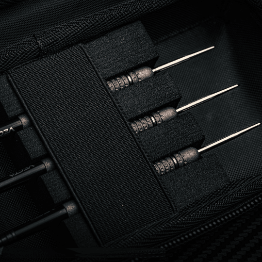 Das Winmau Armor G1 Michael Van Gerwen Dartwallet ist auf diesem Bild dargestellt. Die Tasche eignet sich ideal für den Transport von Darts.