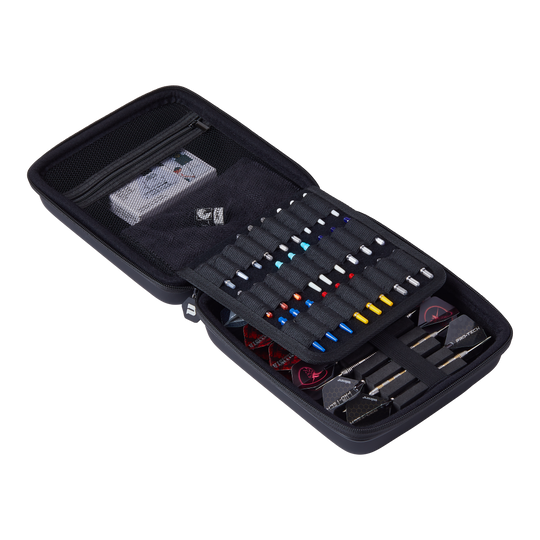 Unicorn Ultra 3UP Large Dart Case - Black Das Bild zeigt ein offenes schwarzes Dartcase namens "Unicorn Ultra 3UP Large Dartcase". Im Inneren sind verschiedene Dartpfeile, Ersatzteile und Zubehör ordentlich sortiert.