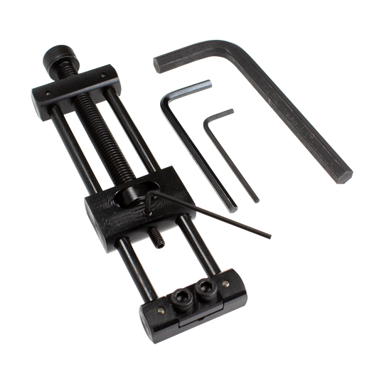 Designa Dart Repointer Black Pro Edition - Tip Changer Dieses Bild zeigt den Designa Dart Repointer Black Pro Edition - Spitzenwechsler. Es handelt sich um ein Werkzeug zum Austausch von Dartspitzen in schwarzem Design.