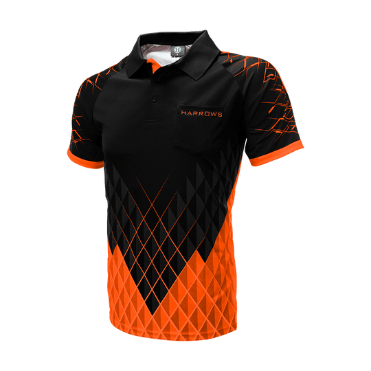 HRS-26234_Harrows_Paragon_Dartshirt_Orange_3 Das Bild zeigt ein schwarzes Dartshirt mit auffälligen orangefarbenen Mustern. Auf der Brust befindet sich die Aufschrift "HARROWS".