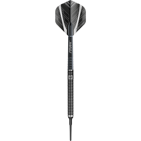 2061-20-Winmau-Blackout-Tungsten-Softdarts-1LmFwgWpL36vzg Das Bild zeigt einen Winmau Blackout Tungsten Softdart. Der Dart hat ein elegantes schwarzes Design mit gerilltem Griff und silber-schwarzer Flight.