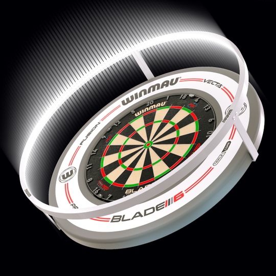 Winmau Plasma Ice LED Dartboard Light Das Bild zeigt das Produkt "Winmau Plasma Ice LED Dartboard Light", das über einem Dartboard angebracht ist. Ein heller LED-Lichtring beleuchtet die gesamte Dartscheibe gleichmäßig.