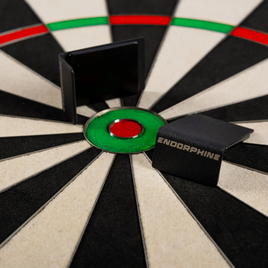 Precise 180 Endorphine Steel Dartboard with Numbered Ring - Cyber Pink Das Bild zeigt das Precise 180 Endorphine Steeldartboard mit Nummernring in Weiß. Es handelt sich um eine hochwertige Dartscheibe für den Präzisionssport.