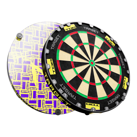 Auf dem Bild ist ein Steeldartboard-Bundle mit einer schwarzen und gelben Umrandung zu sehen. Im Hintergrund erkennt man eine auffällige, lila-gelbe Motivscheibe mit grafischem Muster.
