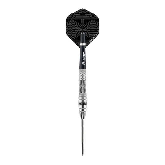 Caliburn Wolfpack W2 steel darts - 22g Dies ist ein Steeldart des Produkts "Caliburn Wolfpack W2" mit einem Gewicht von 22g. Der Dart hat ein silbernes Barrel und einen schwarzen Flight mit geometrischem Muster.