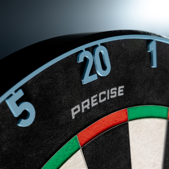 Precise 180 Endorphine Steel Dartboard with Numbered Ring - Infinity Blue Auf dem Bild sieht man das Precise 180 Endorphine Steeldartboard mit Nummernring in Infinity Blue. Diese Dartscheibe ist für ein präzises Spiel konzipiert.