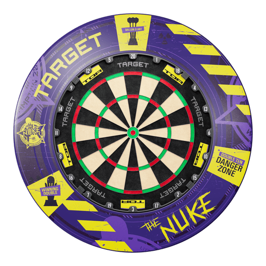 Das Bild zeigt ein Dartboard-Bundle mit einem farbenfrohen Surround im Luke Littler World Champion 2025 Design. Auf dem Surround stehen Begriffe wie "Target", "The Nuke" und verschiedene grafische Elemente und Symbole.