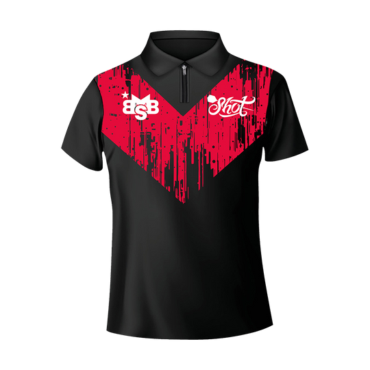 Shot Michael Smith Bully Boy Dartshirt Das Bild zeigt ein schwarzes Dartshirt mit einem auffälligen roten Muster auf der Brust. Auf dem Shirt sind die Logos „BSB“ und „Shot“ zu sehen.
