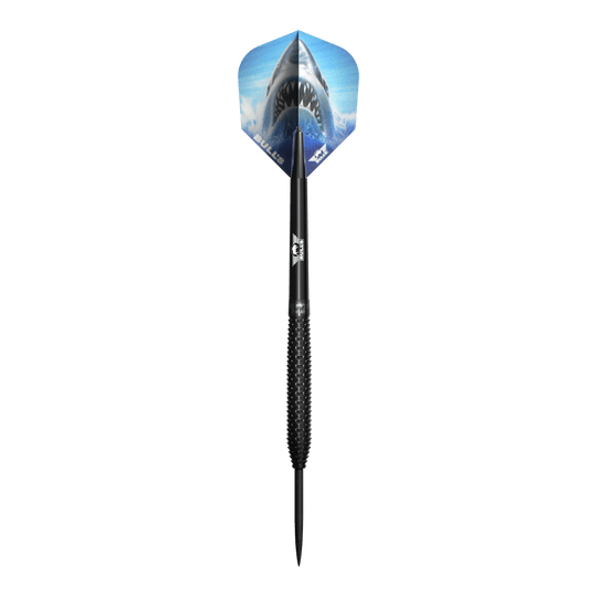 Bulls NL Shark Pro Black Steel Darts Das Bild zeigt einen schwarzen Steeldart mit rauer Griffoberfläche und einer spitzen Metallspitze. Auf dem Flight ist ein großes Hai-Motiv vor blauem Hintergrund zu sehen.