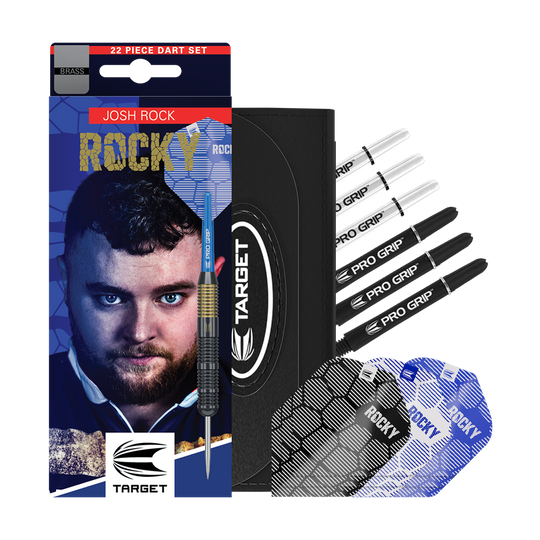 Target Josh Rock Brass Steel Darts - 22g Das Bild zeigt das Produkt "Target Josh Rock Brass Steeldarts - 22g" mit Verpackung, Dartpfeilen und Zubehör. Das Set enthält mehrere Flights und Schäfte sowie ein Etui.