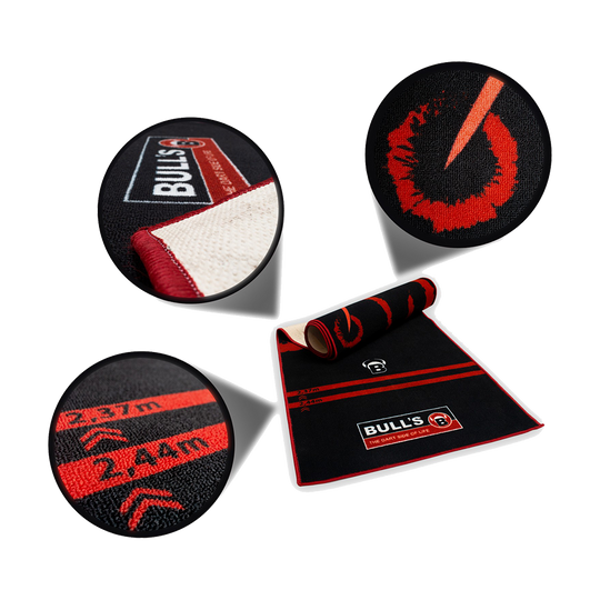 67808_Bulls_Carpet-Mat_140_Red_2 Das Bild zeigt den "Bulls Carpet-Mat Teppich 140 - Red", einen schwarzen Teppich mit roten Akzenten und Markierungen. Es sind Nahaufnahmen von Details wie dem Logo, der Materialstruktur und den aufgedruckten Entfernungsmarkierungen zu sehen.