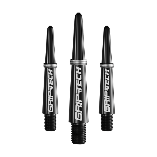 GOAT Griptech Shafts - Black Das Bild zeigt drei schwarze Dartschäfte mit der Aufschrift „GRIPTECH“. Sie sind in einer Reihe angeordnet und haben silberne Ringe am oberen Ende.