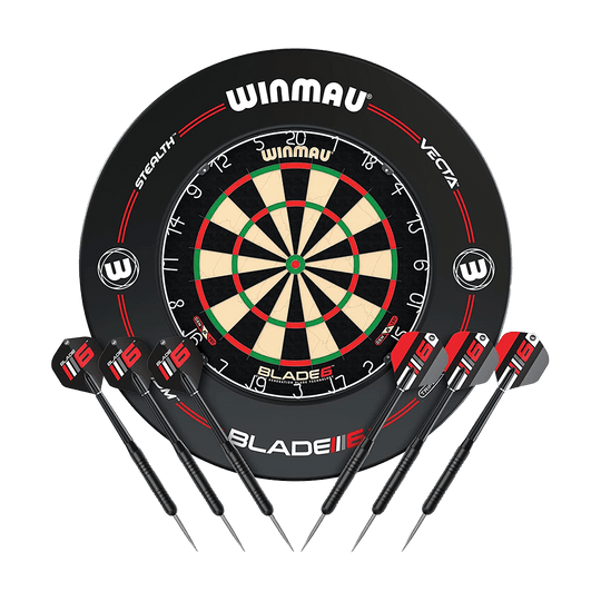 B6XLSET_Winmau_Blade_6_Dartboard_Set_mit_2_Sets_Darts_und_Winmau_Surround_1 Das Bild zeigt eine Winmau Blade 6 Dartscheibe mit einem schwarzen Schutzring. Vor der Dartscheibe liegen sechs Dartpfeile, jeweils drei auf jeder Seite.