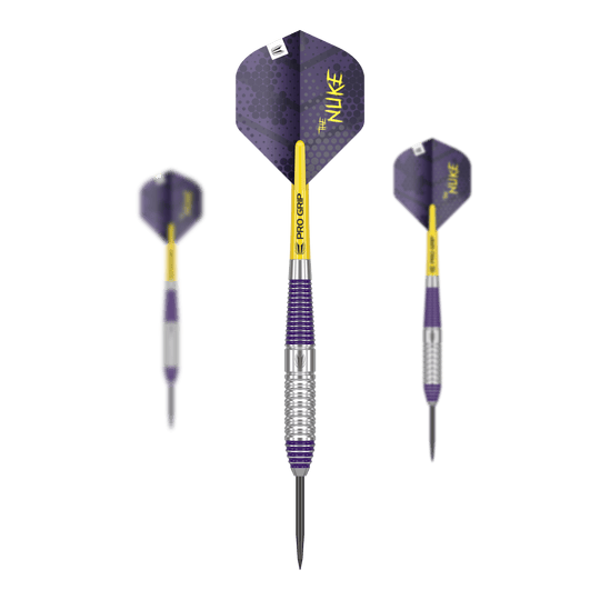 Target Luke Littler Brass Steel Darts - 22g Das Bild zeigt drei Steeldarts mit violett-gelbem Design und der Aufschrift "THE NUKE" auf den Flights. Es handelt sich um das Produkt „Target Luke Littler Brass Steeldarts - 22g“.