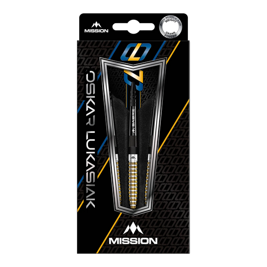 Die Abbildung zeigt die Steeldarts "Mission Oskar Lukasiak Black Gold PVD" mit einem Gewicht von 22g in ihrer Verpackung. Das Design ist schwarz-gold mit weißen und blauen Akzenten und dem Namen des Spielers auf der Vorderseite.