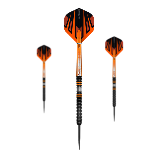 Das Bild zeigt drei Steeldarts des Produkts „Red Dragon Amberjack Pro 1“. Die Darts sind überwiegend schwarz und orange gestaltet und haben eine moderne, sportliche Optik.