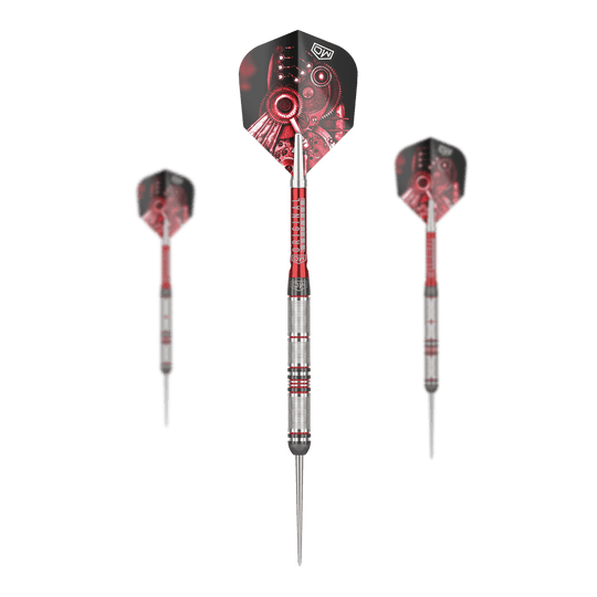 DW Piranha Razor 01 steel darts Das Bild zeigt drei Steeldarts des Produkts "DW Piranha Razor 01". Die Darts haben silberne Griffe mit roten Akzenten und Flights mit einem roten Zahnrad-Motiv.