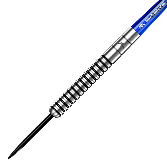 Das Bild zeigt einen Mission Lee Evans Black Electro Steeldart mit einem schwarzen, geriffelten Barrel und einer spitzen Stahlspitze. Der Schaft ist blau und mit der Aufschrift "SABRE" versehen.