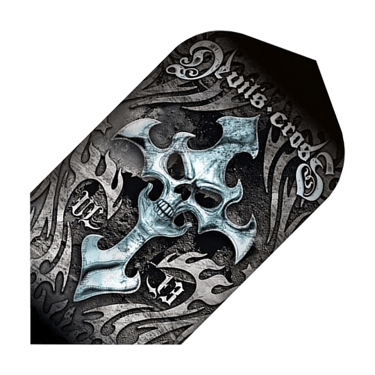 ALC9_Alchemy_Devils_Cross_Slim_Flights_1 Das Bild zeigt das Produkt „Alchemy Devils Cross Slim Flights“ mit einem auffälligen Totenkopf-Kreuz-Design. Auf dem Flight sind außerdem dekorative Flammenmuster und Schriftzüge zu sehen.